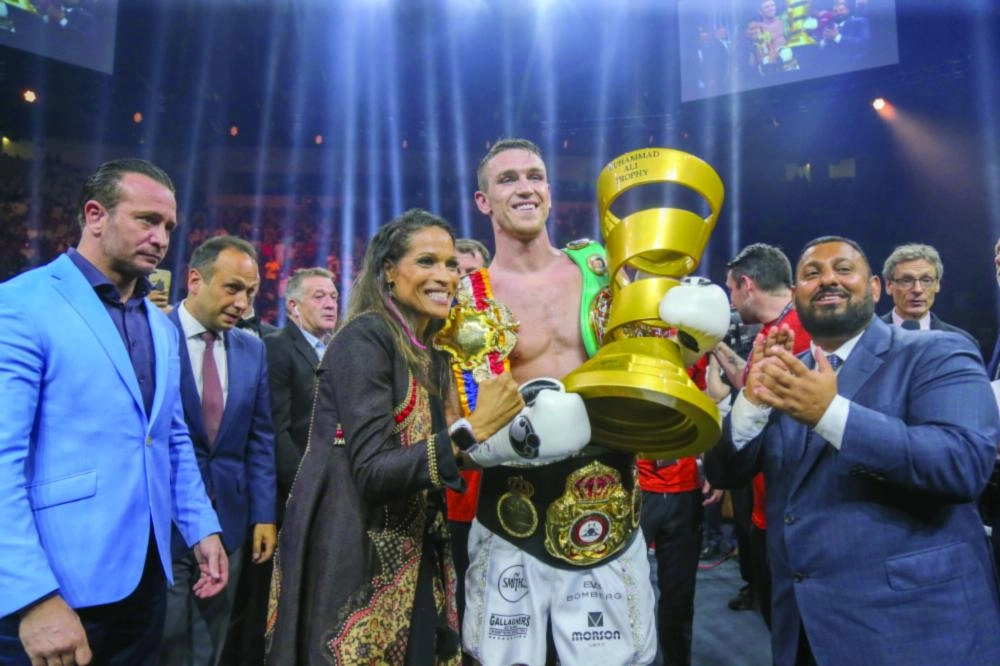 نسيم حميد ورشيدة محمد علي عقب تتويج سميث (ياسر بخش)