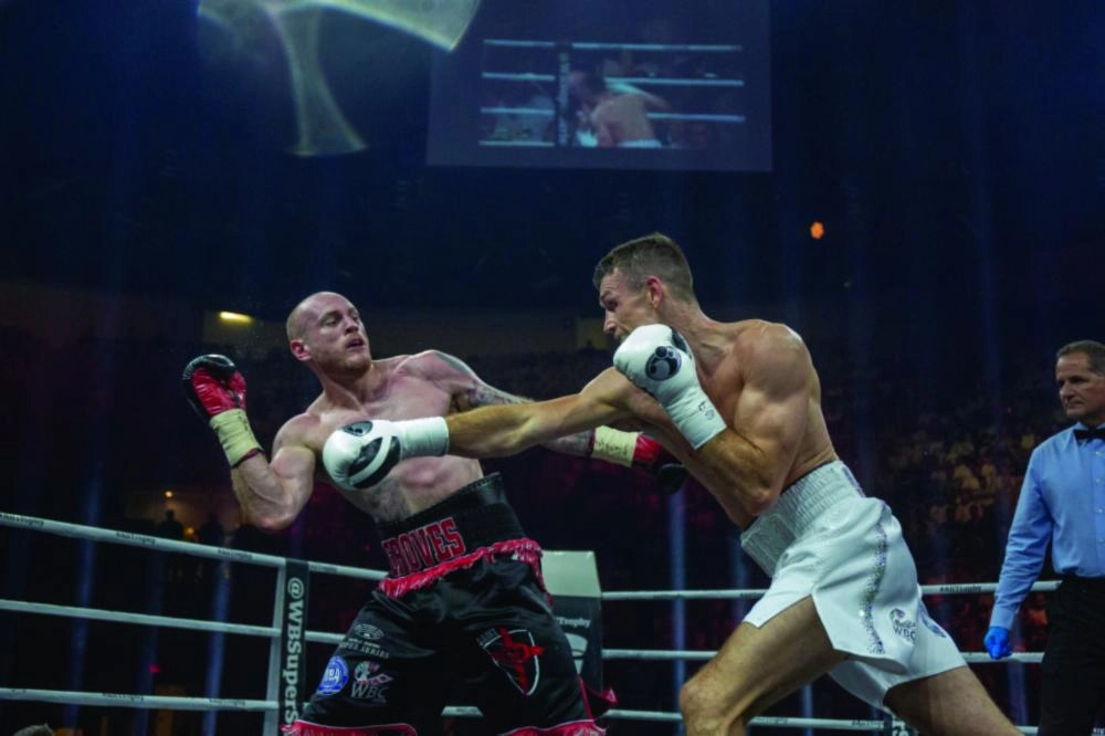 سميث يوجه لكمة لخصمة جروفس (ياسر بخس)