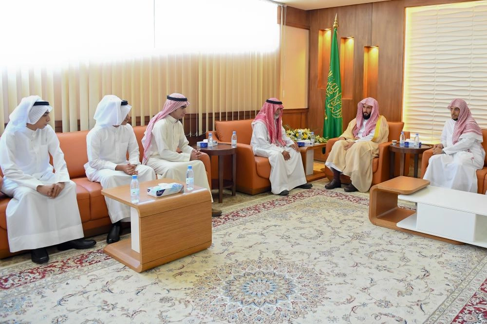 وليد الصمعاني خلال استقباله أخ وأبناء القاضي الجيراني (مكة)