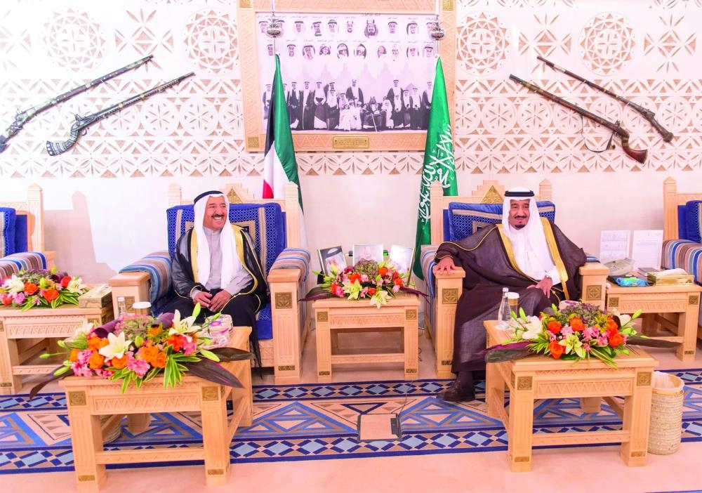 الملك سلمان وأمير الكويت في لقاء سابق