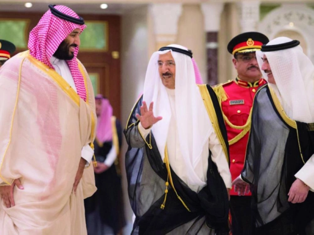 الشيخ صباح الصباح لدى استقباله الأمير محمد بن سلمان في قصر بيان اليوم (واس)