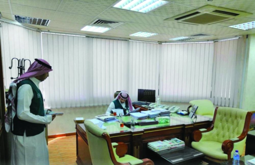 ممثل التجارة خلال عملية التفتيش (وزارة التجارة)