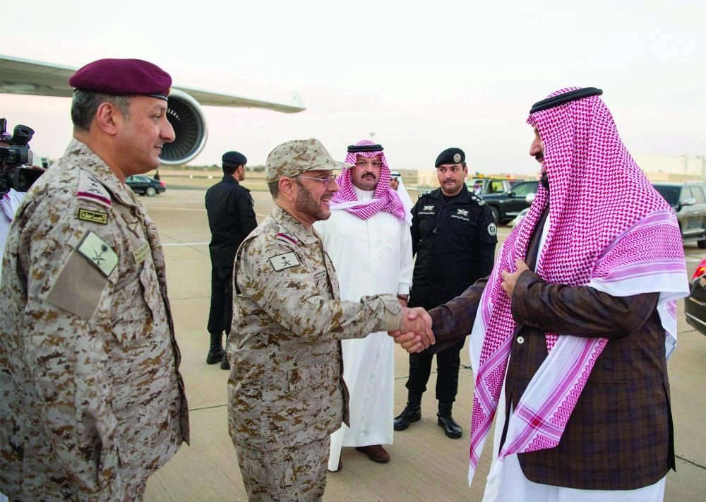 الأمير محمد بن سلمان لدى مغادرته خميس مشيط أمس (واس)   