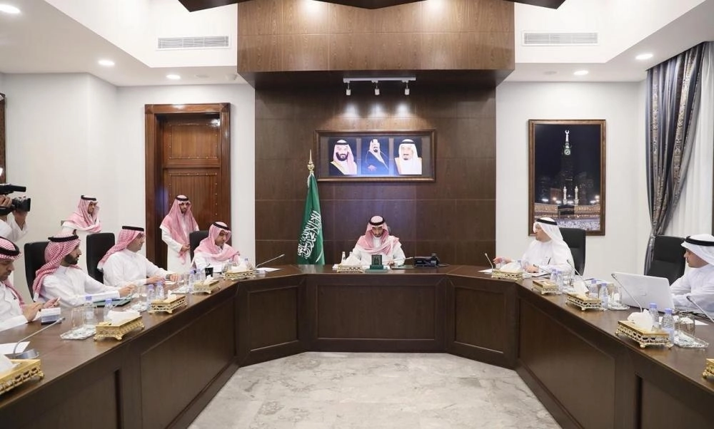 عبدالله بن بندر خلال ترؤسه الاجتماع اليوم (واس)