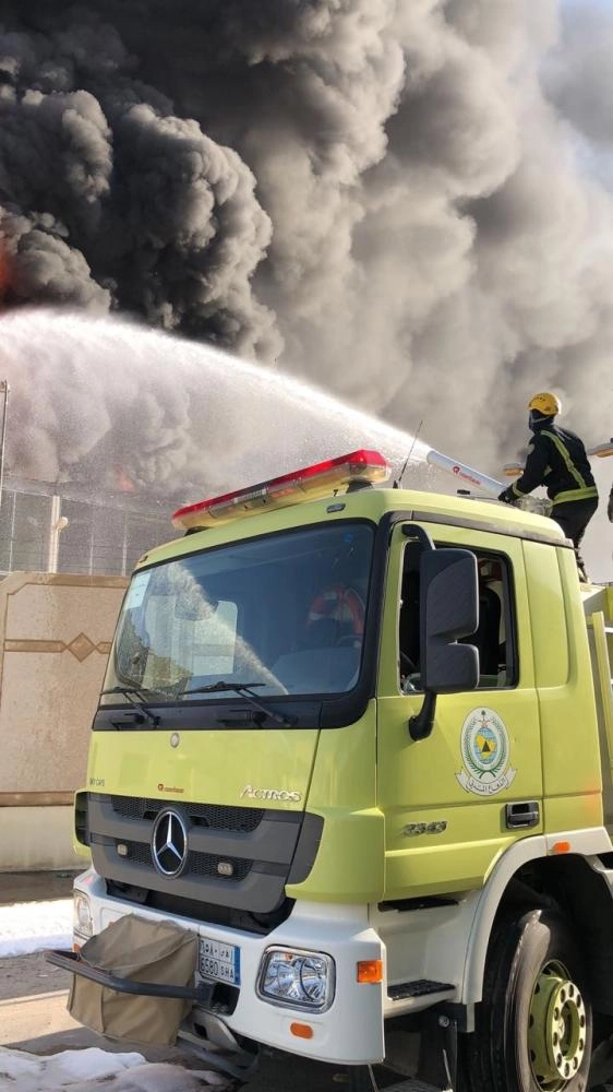 رجال الدفاع المدني يحاولون إخماد النيران           (مكة)