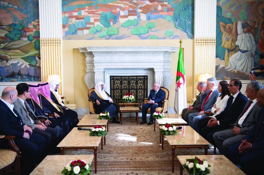 






محمد العيسى خلال لقاءاته في الجزائر                                                      (واس)