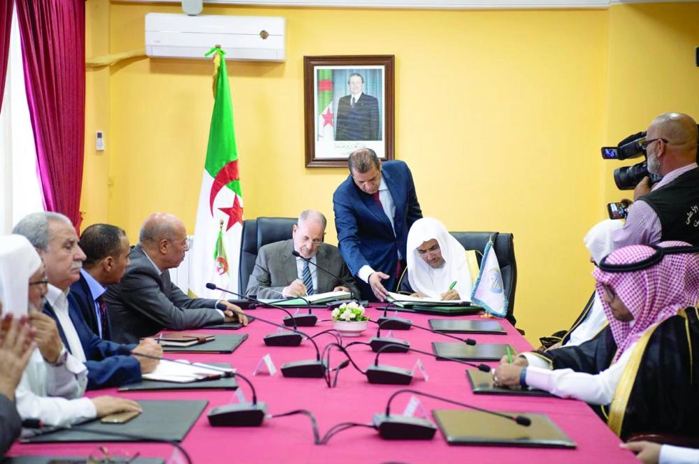 






محمد العيسى وبوعبدالله غلام الله خلال توقيع الاتفاقية