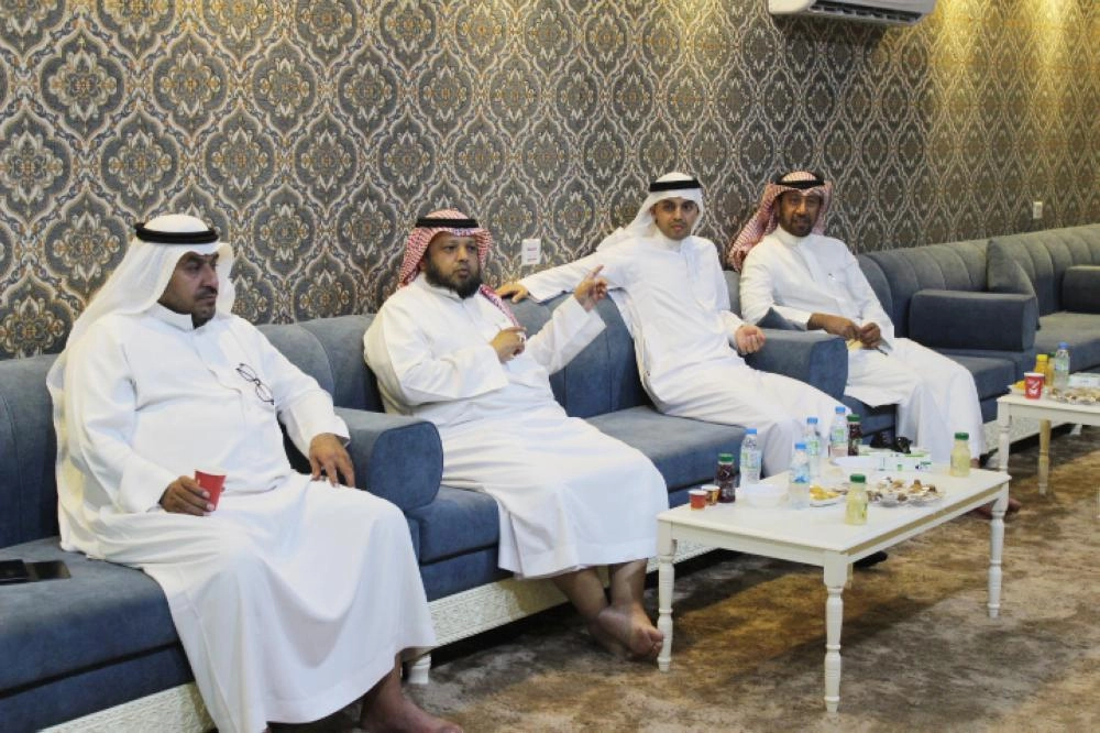 






ممثلو أحياء جنوب جدة يتحدثون إلى عضو المجلس البلدي   (مكة)