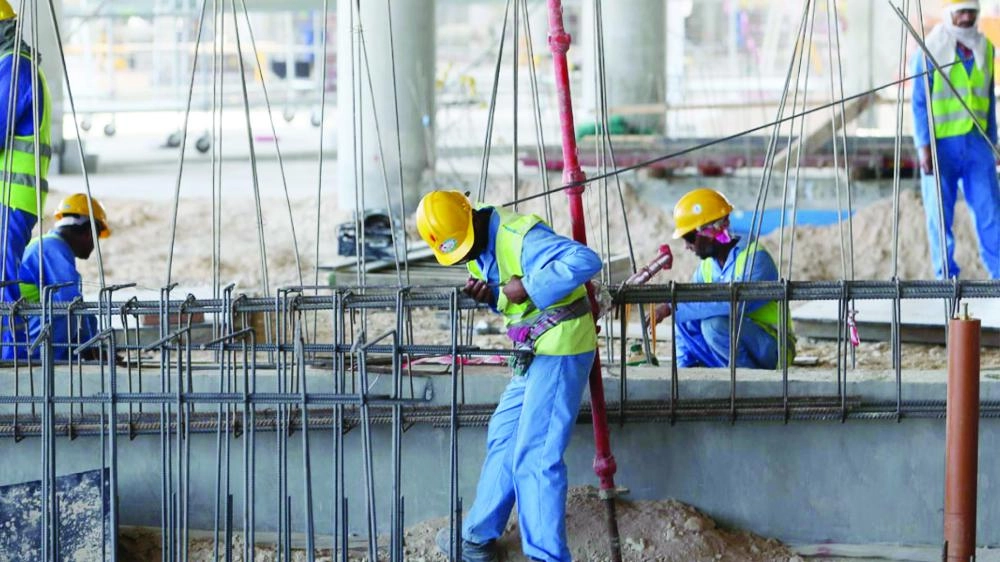 






عدد من العمال في أحد ملاعب مونديال قطر                                                                                           (cnn)