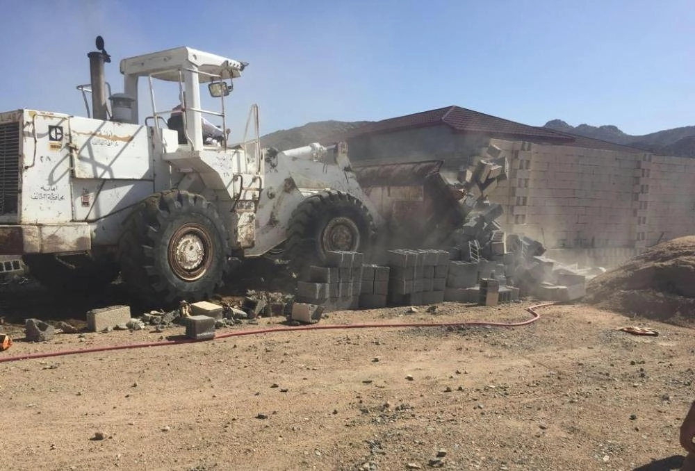إزالة تعديات على أراض حكومية في إحدى المدن (مكة)