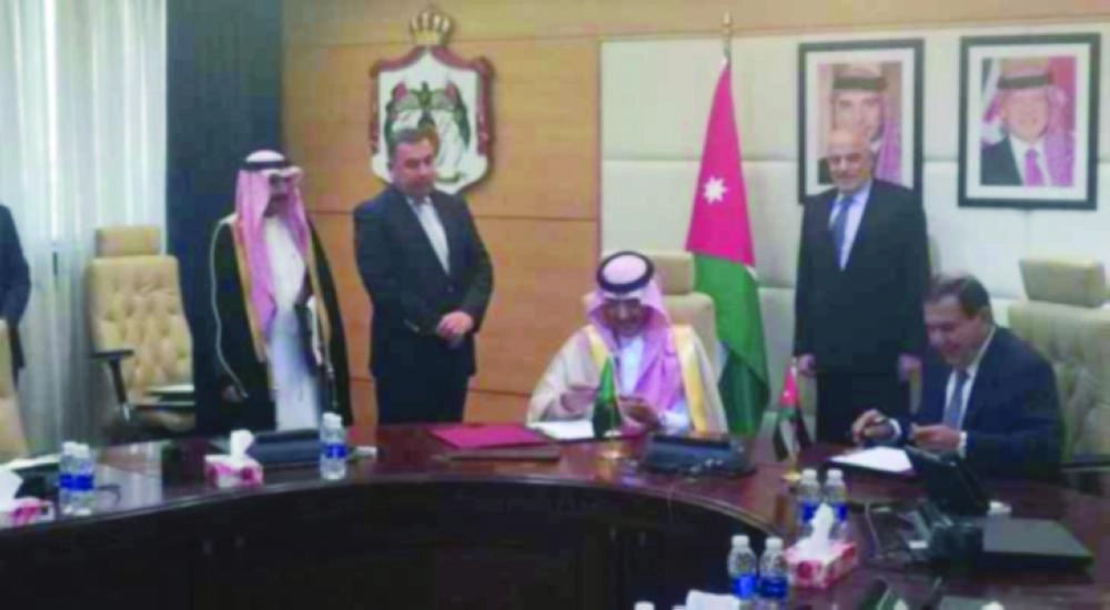 محمد الجدعان أثناء التوقيع                                                    (تويتر)