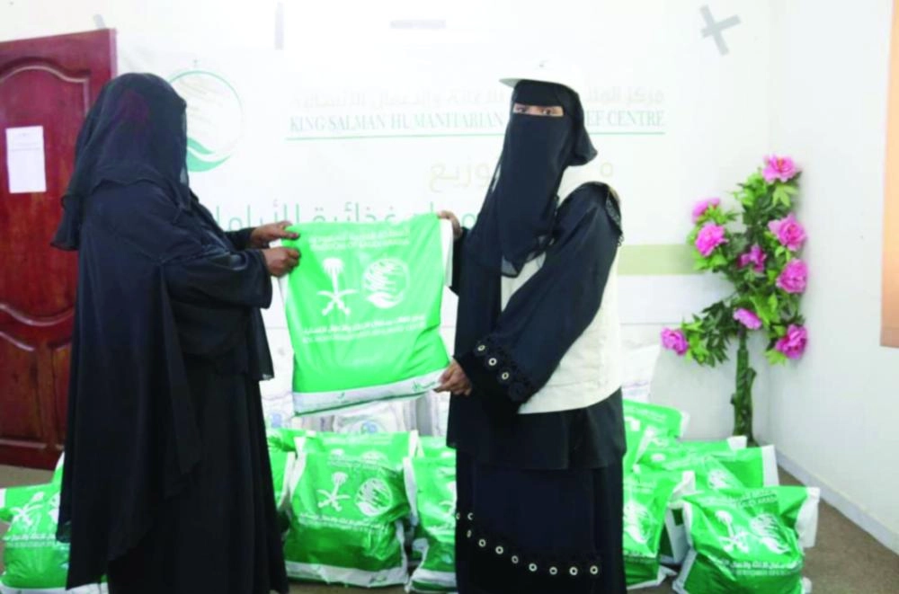 






مستفيدون يمنيون يتسلمون مساعدات المركز           (واس)