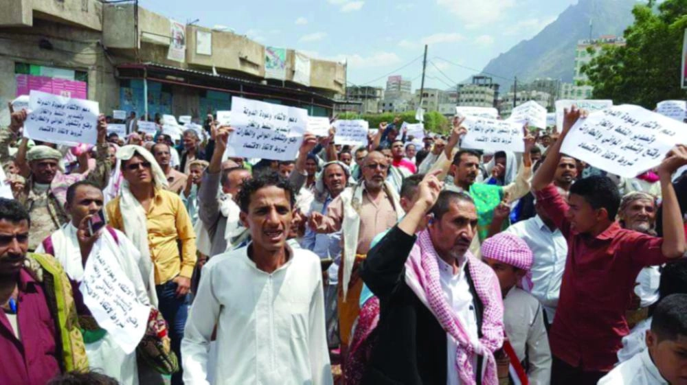 






يمنيون يتظاهرون أمس ضد تردي أوضاعهم المعيشية                                                    (تويتر)