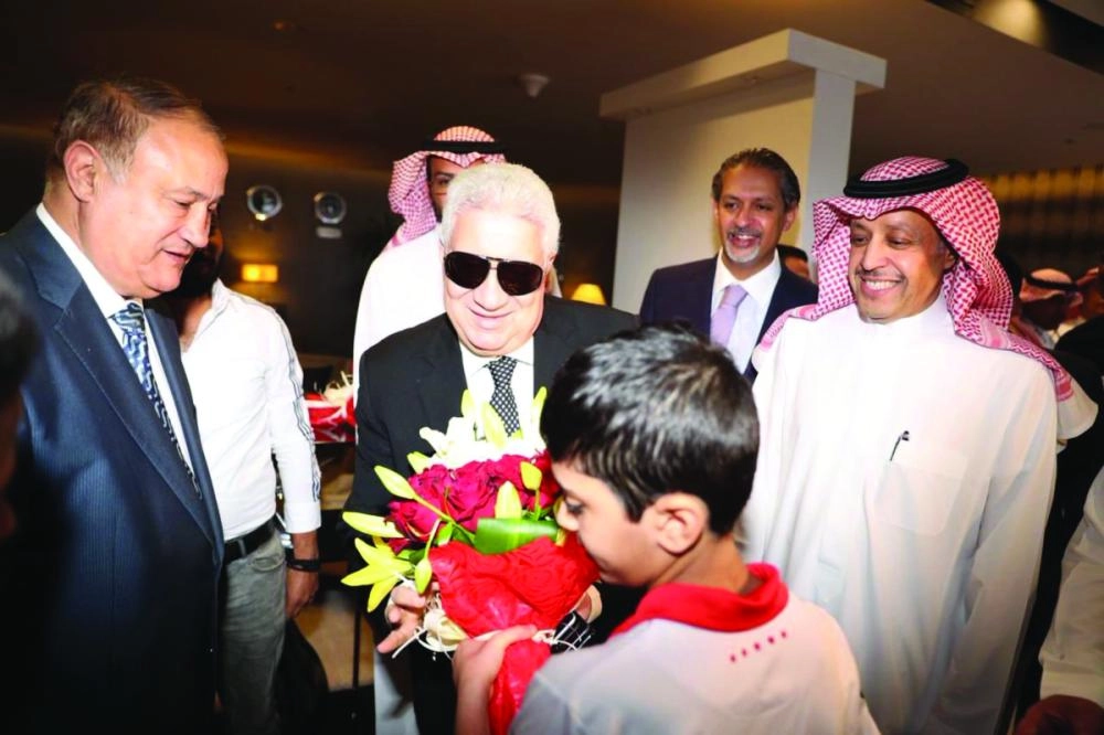 






جانب من استقبال رئيس نادي الزمالك مرتضى منصور في المطار بالرياض أمس                                                   (هيئة الرياضة)