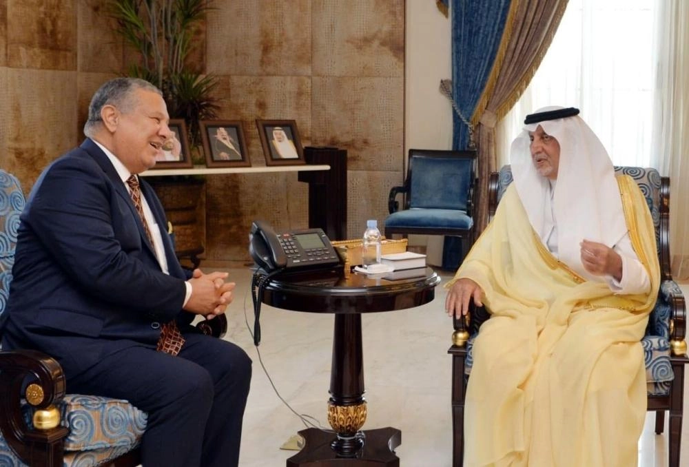 خالد الفيصل خلال استقباله مصطفى المنصوري بجدة اليوم (واس)