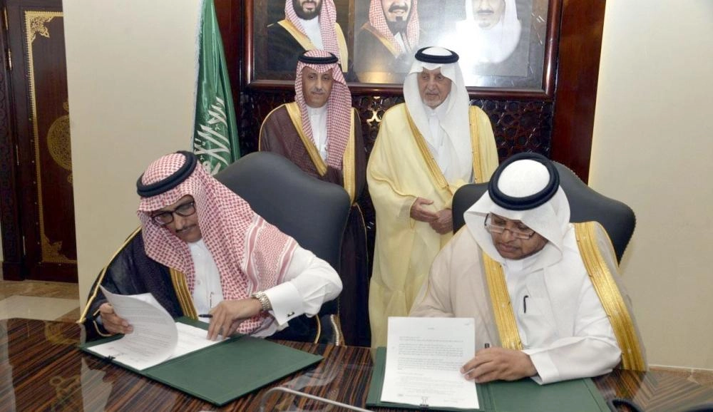 خالد الفيصل خلال حضوره توقيع الاتفاقية اليوم (واس)