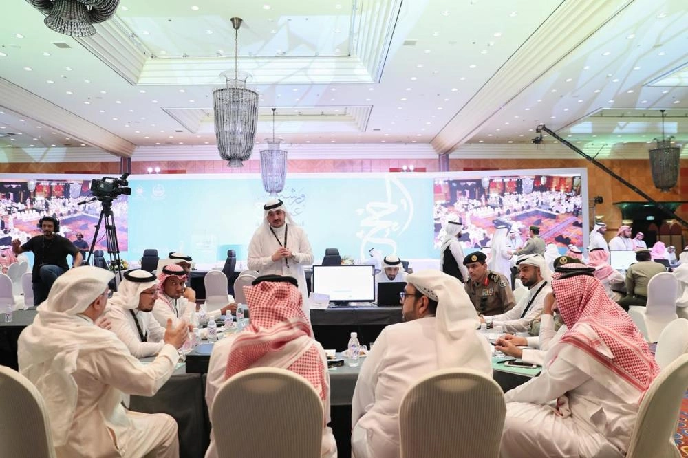 نقاش ساخن داخل إحدى الورش