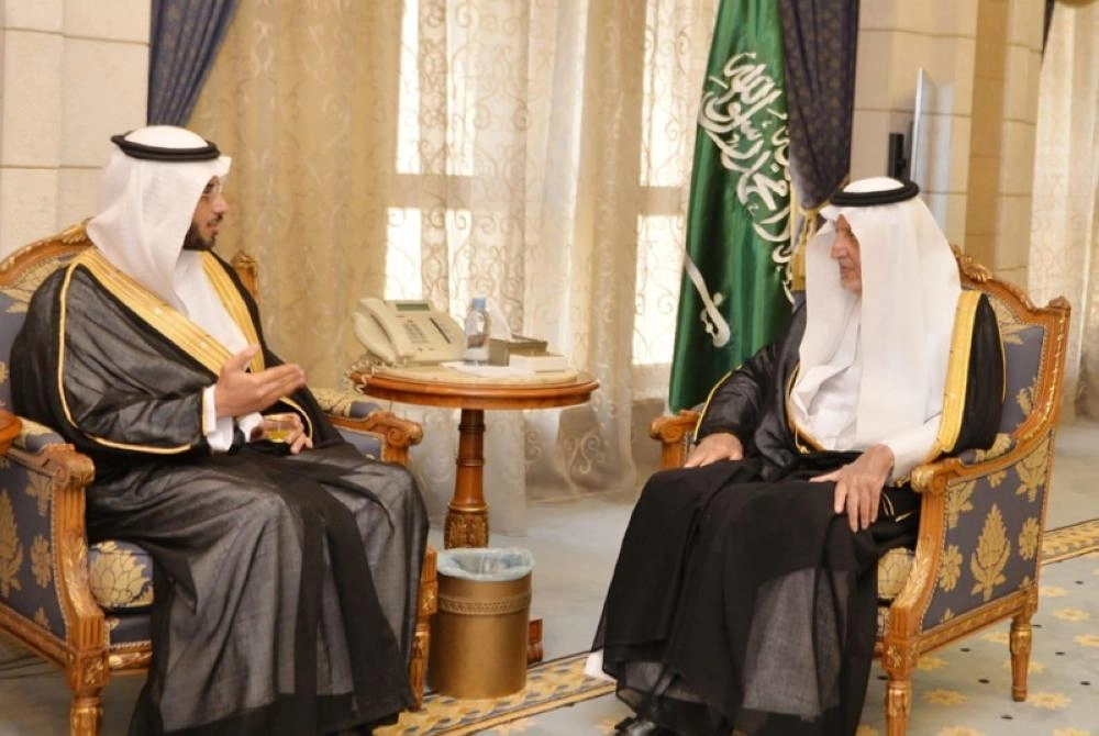 خالد الفيصل خلال لقائه صالح الرشيد (واس)