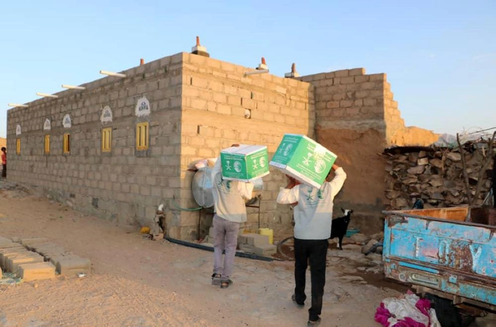 سلال غذائية وزعها مركز الملك سلمان للإغاثة في مأرب (واس)
