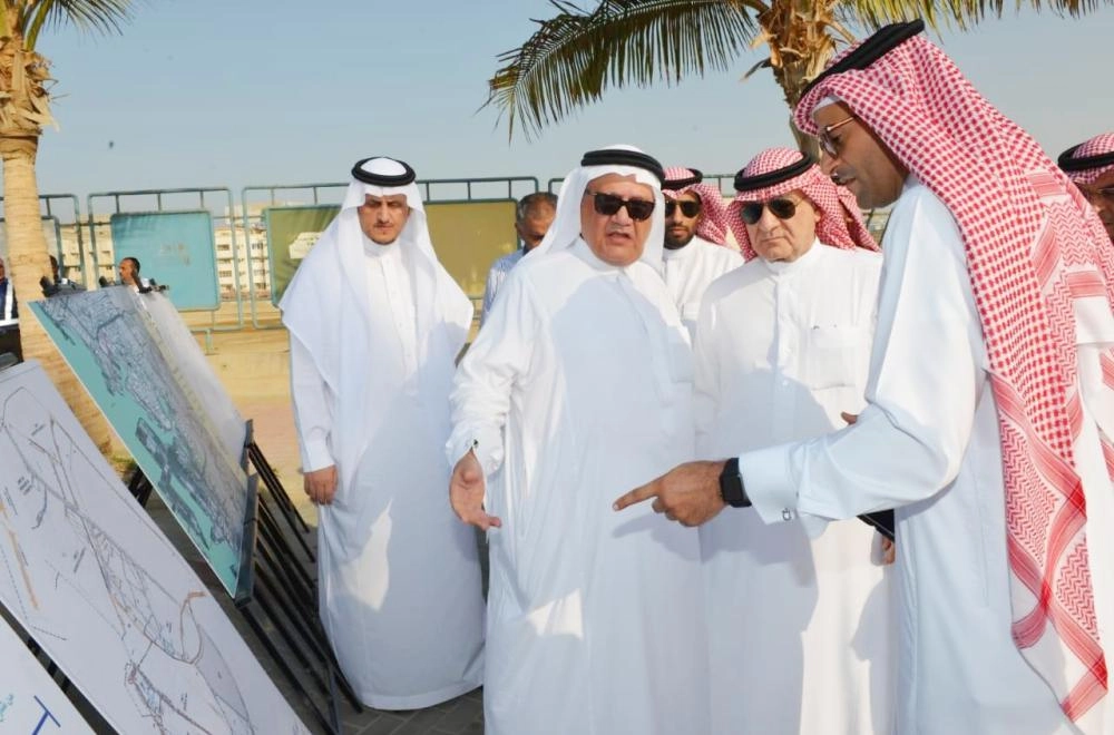 صالح التركي خلال التدشين أمس  (واس)