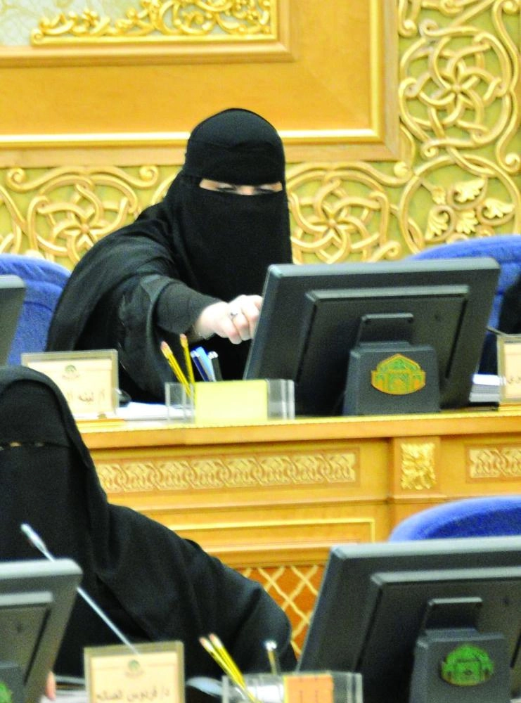 إحدى عضوات المجلس تشارك في النقاش