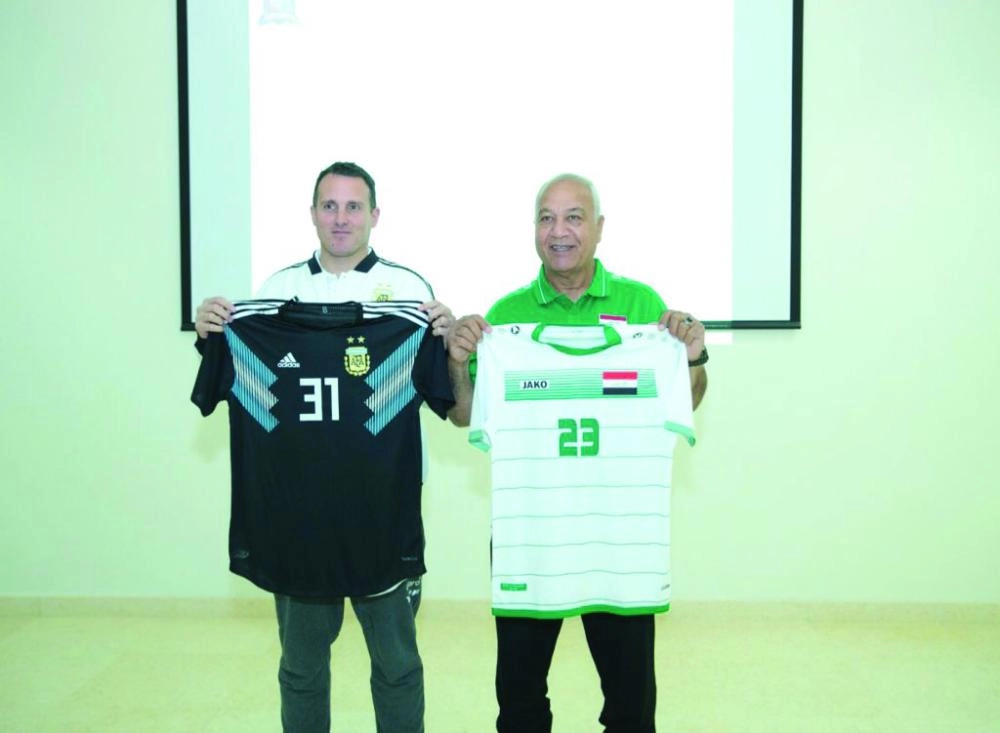 طقما المنتخبين لمباراتهما في افتتاح بطولة