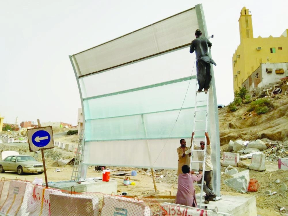 



عمال خلال تركيب أحد السواتر على الدائري الرابع                     (مكة)