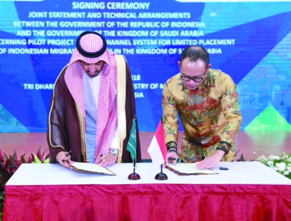 أحمد الراجحي ومحمد ذاكري خلال توقيع الاتفاقية أمس   (مكة)