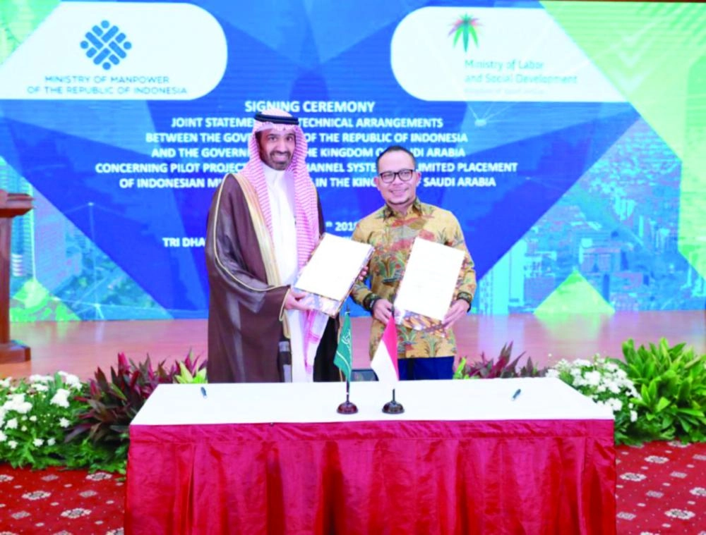 أحمد الراجحي ومحمد ذاكري عقب توقيع الاتفاقية أمس   (مكة) 