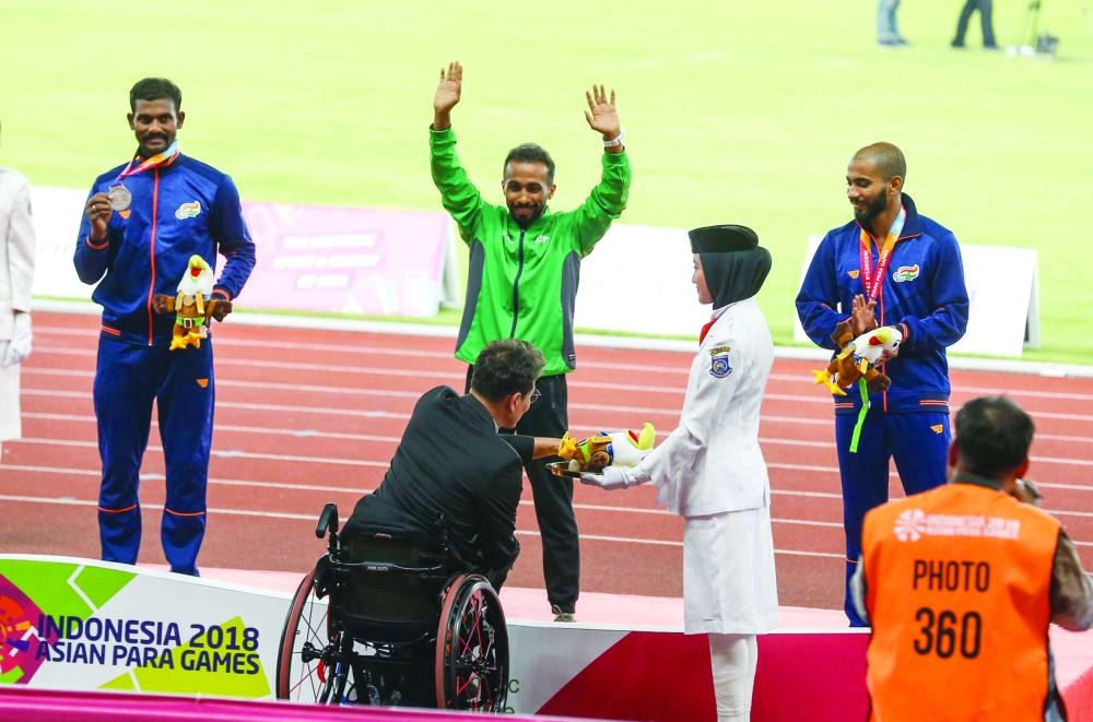 






نور الصناع  لحظة تتويجه بالذهب       (واس)