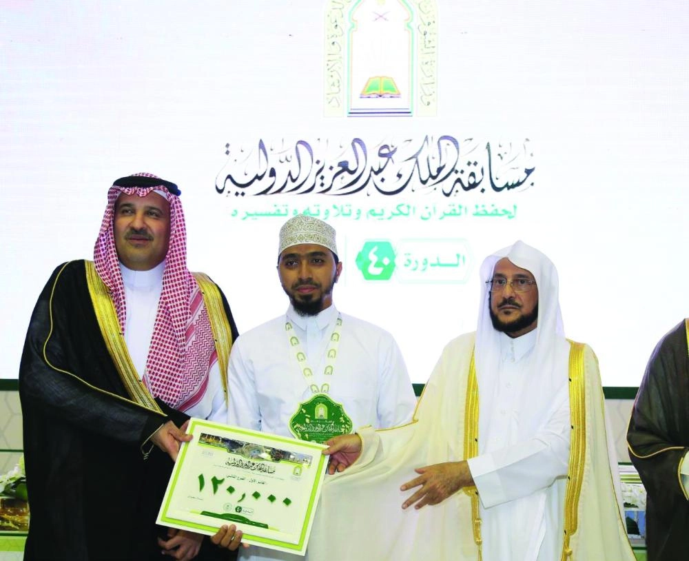 






الأمير فيصل بن سلمان خلال تكريم الفائزين                              (واس)