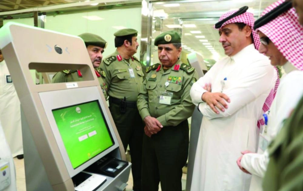 اليحيى يستمع لشرح عن الخدمة الجديدة (واس)