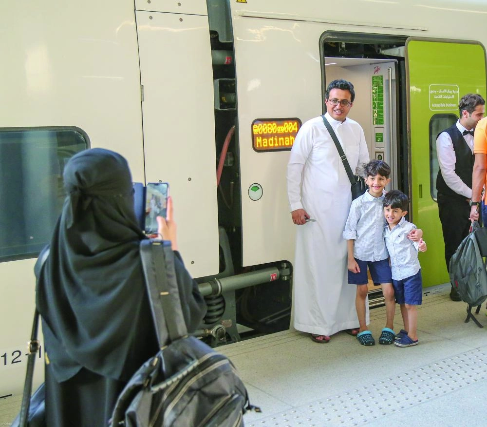 سيدة تلتقط صورة تذكارية لعائلتها