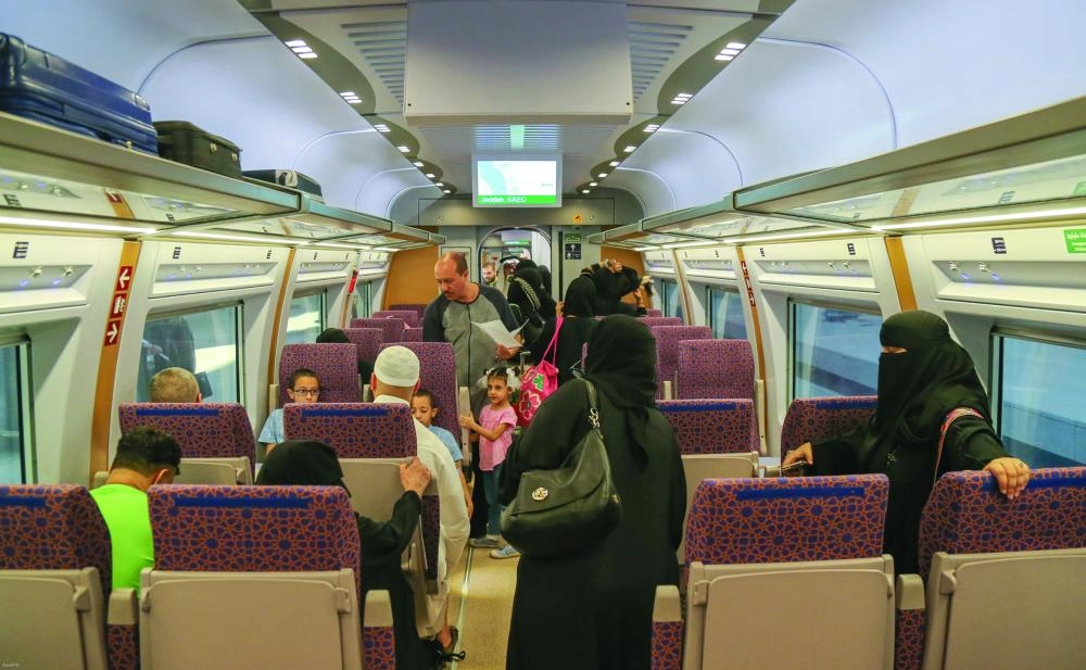 مسافرون داخل القطار