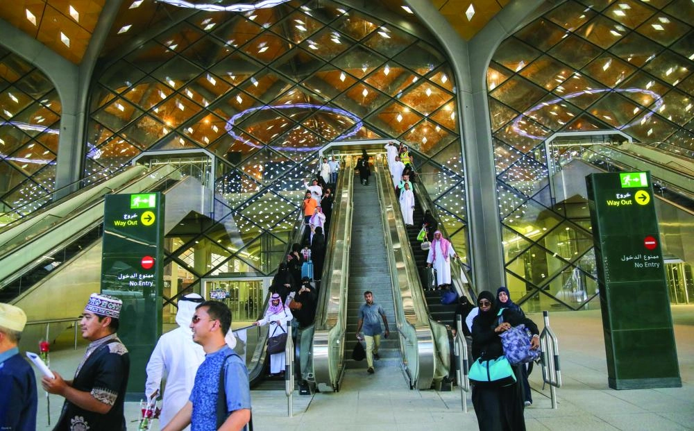 مسافرون في صالة المحطة