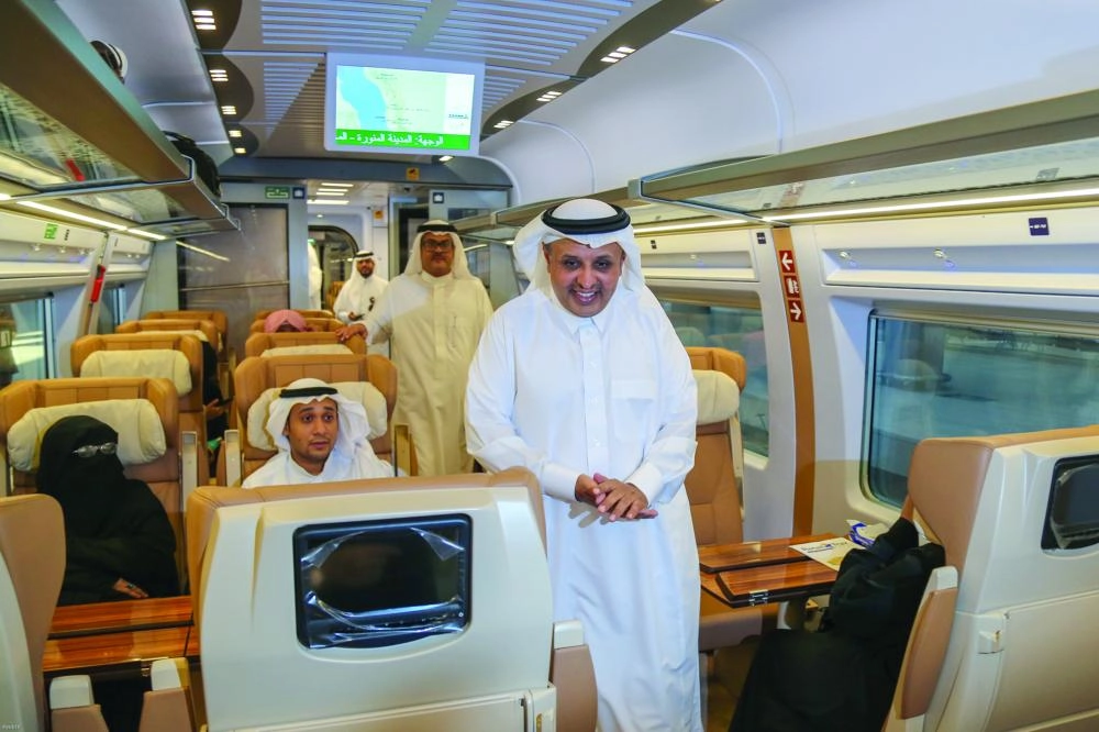 الرميح أثناء تفقده لأول رحلة (ياسر بخش)