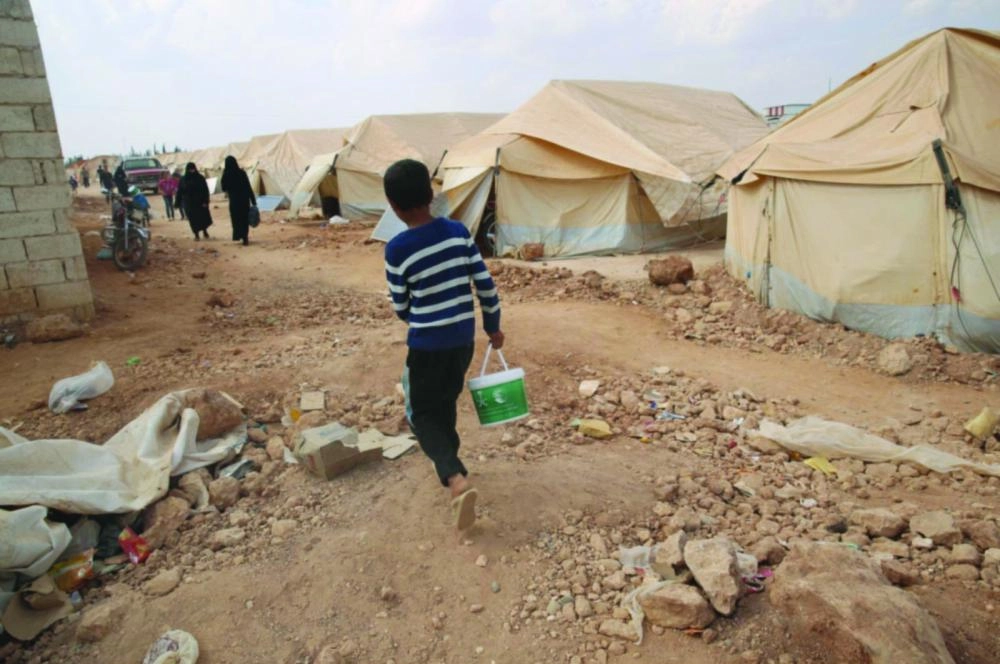 أطفال يحملون وجبات ساخنة من مركز الملك سلمان للإغاثة                                                                                   (واس)