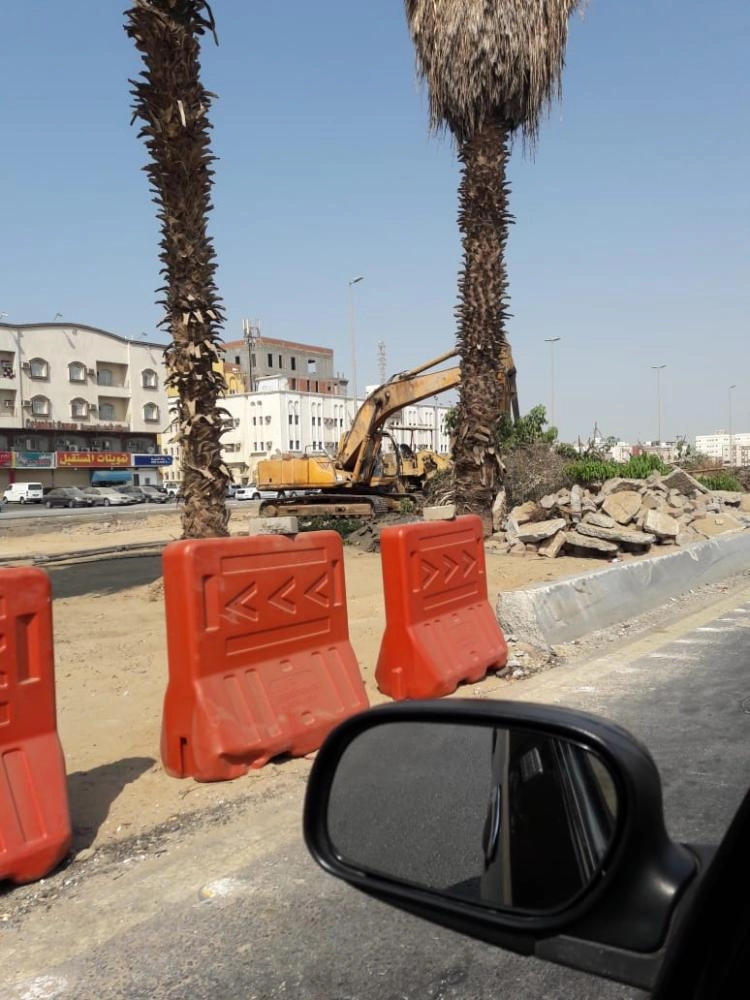 معدات الأمانة خلال إزالة الأشجار على طريق الأربعين (مكة)