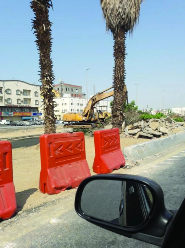 



معدات الأمانة خلال إزالة الأشجار على طريق الأربعين                      (مكة) 