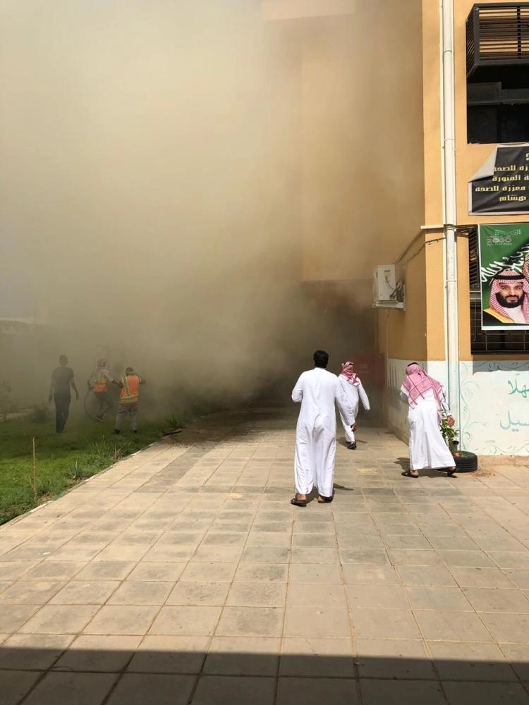 رجال إطفاء أثناء إخماد الحريق أمس                                                                    (مكة)