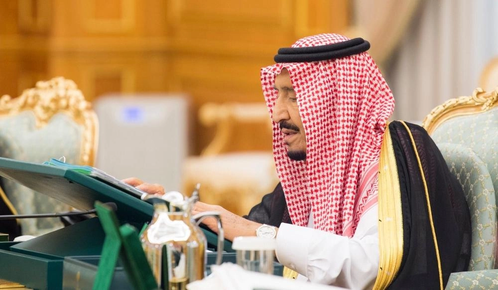 الملك سلمان لدى ترؤسه جلسة مجلس الوزراء في قصر اليمامة بالرياض اليوم (واس)