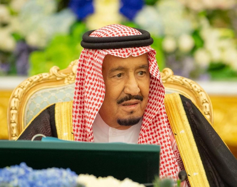 الملك سلمان لدى ترؤسه جلسة مجلس الوزراء في قصر اليمامة بالرياض اليوم (واس)