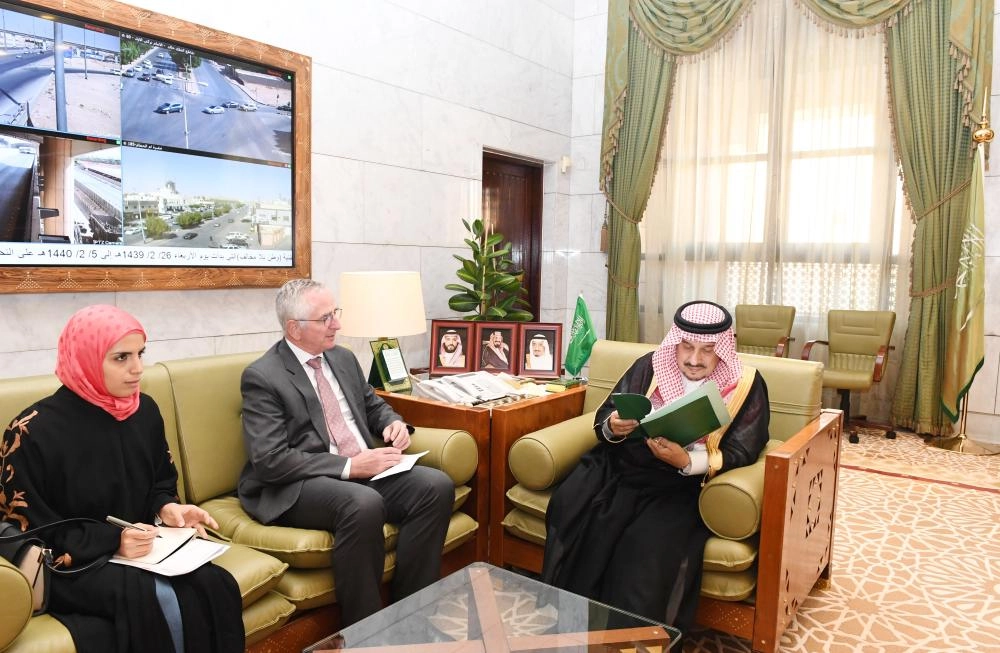 






فيصل بن بندر لدى لقائه أوله موسبي                         (واس)