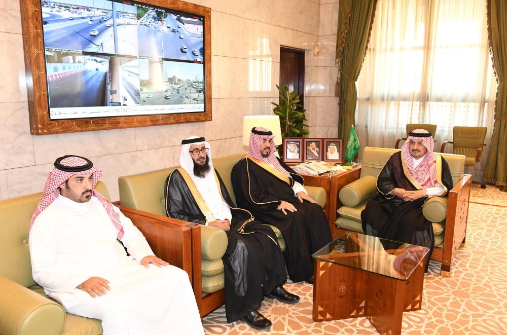 فيصل بن بندر خلال استقباله أعضاء مجلس الجمعية السعودية  (واس)