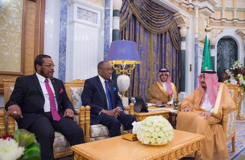 الملك سلمان متسلما رسالة رئيس أنغولا من مانويل أوغستو في مكتبه بالديوان الملكي (واس)