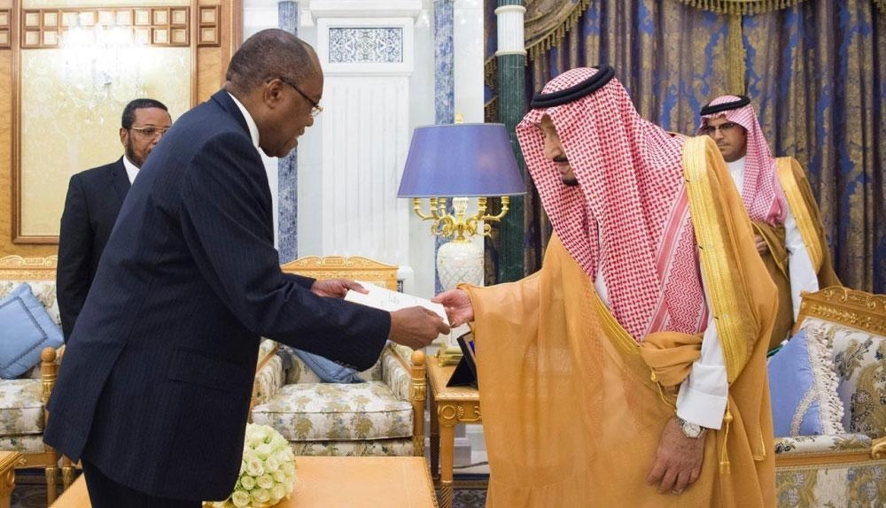 الملك سلمان متسلما رسالة رئيس أنغولا من مانويل أوغستو في مكتبه بالديوان الملكي (واس)