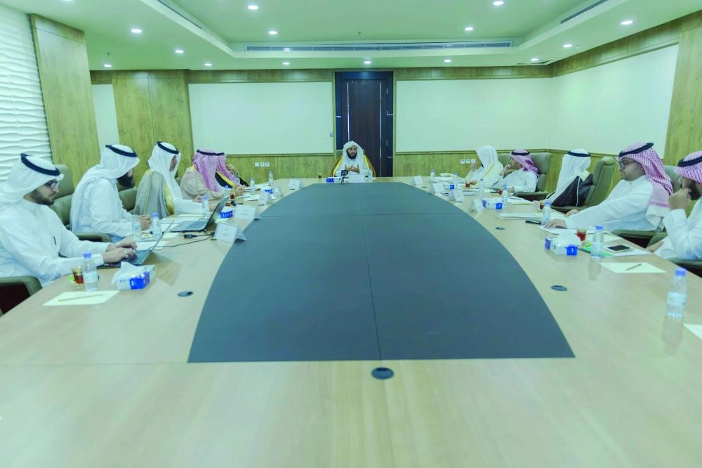 وليد الصمعاني مترئسا الاجتماع الأول لصندوق النفقة   (مكة)