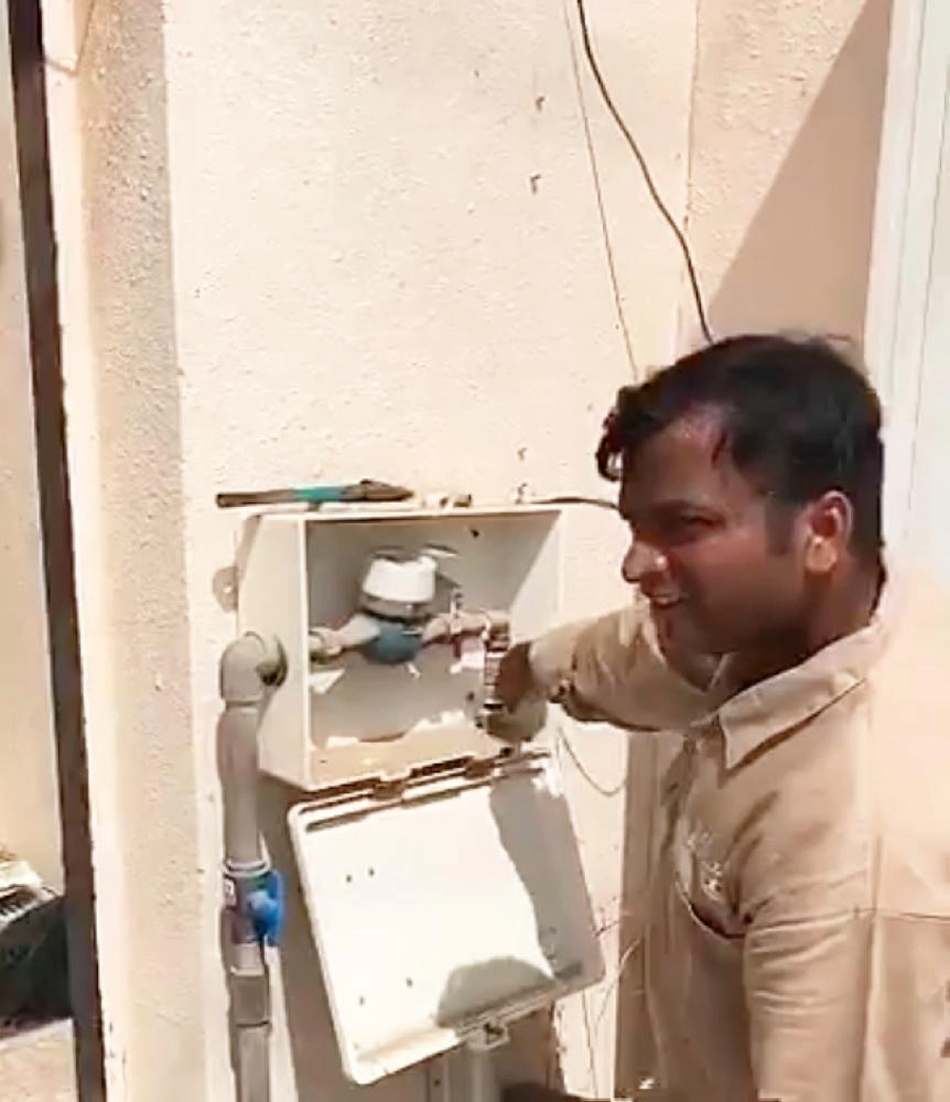 أثناء فك أحد العدادات (مكة)