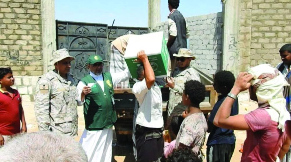 مركز الملك سلمان يوزع المساعدات (واس)