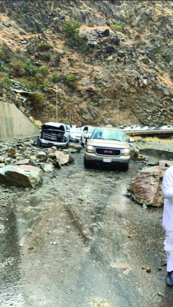 






مركبات احتجزتها الانهيارات الصخرية في عقبة الباحة (مكة)